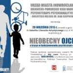 Plakat wydarzenia „Nieobecny ojciec a kryzys w funkcjonowaniu psychicznym rodziny”, grafika przedstawiająca sylwetkę ojca i dziecka na tle niebiesko-białym oraz rysunek roweru; informacje o prelekcji i projekcji filmu „Mój rower” Piotra Trzaskalskiego w Inowrocławiu.