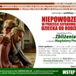 Plakat wydarzenia „Niepowodzenia w procesie separowania się dziecka od rodziców” z kadrem filmu „Zbliżenia” Magdaleny Piekorz, pokazującym kobietę tulącą dorosłą córkę, informacje o prelekcji w Inowrocławiu.