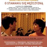 Plakat wydarzenia edukacyjnego „O stawaniu się mężczyzną” organizowanego w Inowrocławiu, 2 lutego 2019 roku, z ilustracją sceny z filmu oraz informacjami o spotkaniu i prowadzącej Dorocie Kaja.